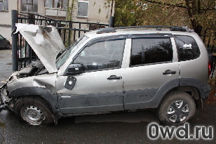 Битый автомобиль Chevrolet Niva